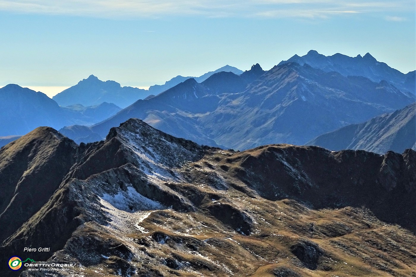 82 In primo piano Cima di Lemma occ, poi le costiere di Ponteranica-Valletto, Tre Signori-Trona, Grigne.JPG